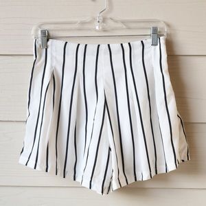 Women’s High Rise Light Fabric Casual Shorts